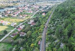 FOTO/VIDEO | Otežan željeznički promet sjeverno od Mostara, stijena oštetila prugu